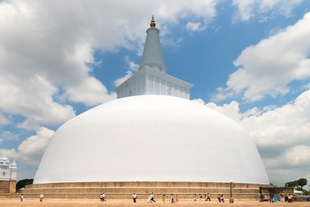 ANURANHAPURA, SRI LANKA - APR 16: Pilgrims go round white sacred stupa Ruwanmalisaya dagoba on Apr 16, 2013 in Anuradhapura, Sri Lankaのeditorial素材