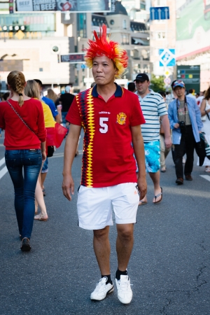 KIEV, UKRAINE - JUL 1: Spanish football fan goes to EURO 2012 final match Spain vs. Italy on July 1, 2012 in Kiev, Ukraineのeditorial素材