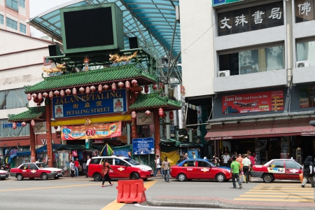 KUALA LUMPUR - JUN 15: Gateway to Jalan Petaling in Chinatown on Jun 15, 2013 in Kuala Lumpur, Malaysia. It is famous tourist place with bustling market and crowded cafes.のeditorial素材