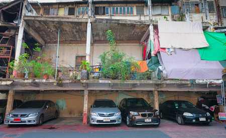 BANGKOK, THAILAND - 8 FEB 2016: Cars Parked beneath an Old, but Unfinished Building in Bangkokのeditorial素材