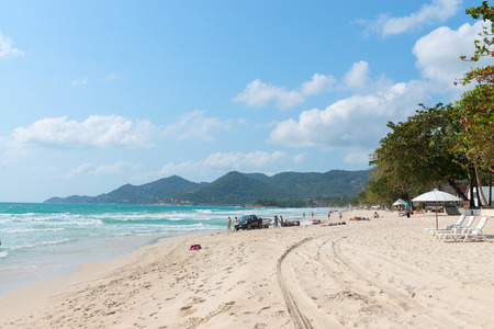 SAMUI, THAILAND - 04 MAR 2013: Chaweng beach with sunbeds, umbrella and relaxing people on sand.のeditorial素材