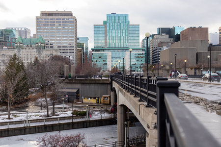 Ottawa, Canada - December 16, 2021: City view of busy street in downtown Ottawa. Mackenzie King Bridge in winter. Cityscapeのeditorial素材
