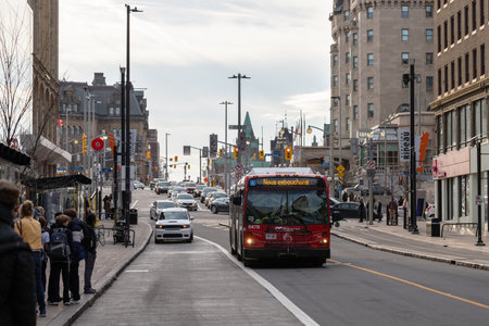 Ottawa, Canada - November 10, 2022: Bus on Rideau Street in the city center. People are waiting at the bus stop for a trip by public transportのeditorial素材