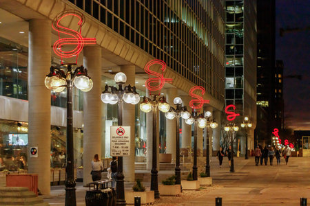 Ottawa, Canada - November 5, 2022 Cityscape with walking people and street lights in downtown of the city. Sparks streetのeditorial素材