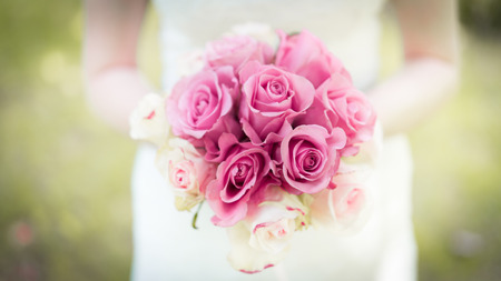 Bride shows the bouquet of pink and white roses.の写真素材