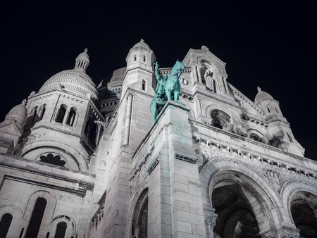 Night glimpse of the Basilica of the Sacred Heart in Montmartre, Paris.のeditorial素材