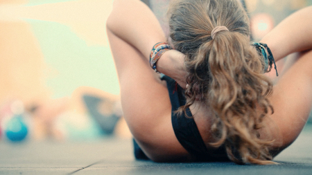 Girl athlete engaged in exercises on work abdominal.