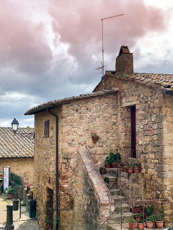 The characteristic stone houses of the medieval village of Pienza, Italy.のeditorial素材
