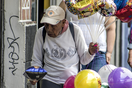 This old man was in puebla trying to sell the balloonsのeditorial素材