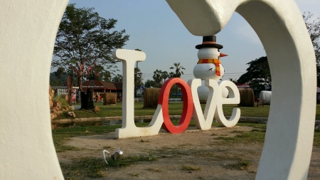 Love shape and snowman displayの素材