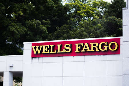 Mount Airy, North Carolina, USA - July 4, 2021: Wells Fargo Bank Signのeditorial素材