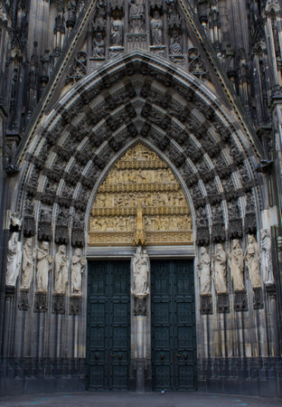 Statues decorated at entrance of Cologne cathedralのeditorial素材