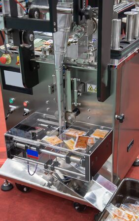 Sauce sachet automatic vertical sealing and packing machine
