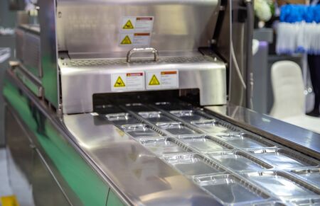 Linear tray food heat sealing and packaging machine