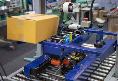 Semi automatic cardboard box tape sealing machine