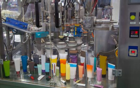 Process of automatic cosmetic tubes filling and sealing machine
