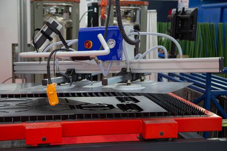 Mechanical vacuum metal sheet lifter loading to production line