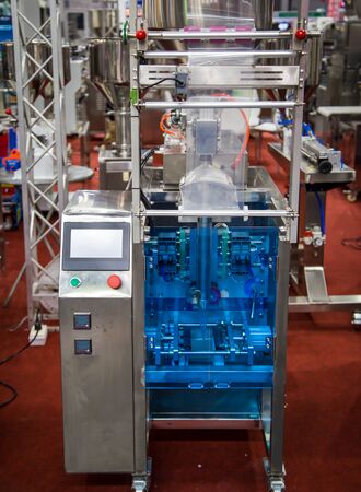 Automatic vertical food sealing and packing machine for food industry