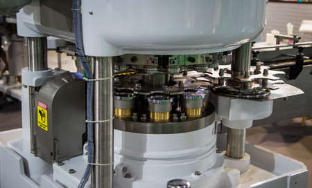 High speed can seamer machine. Aluminum can sealing machine