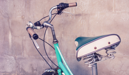 green retro bicycle  of the wall backgroundの写真素材
