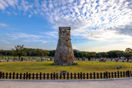 Gyeongju, South Korea-NOVEMBER 1, 2017.People visit Cheomseongdae Observatory  oldest astronomical observatory located in Gyeongju City and made of stone in the Silla Dynasty.のeditorial素材