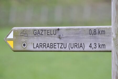 Mar. 01, 2015; Larrabetzu, Bizkaia (Basque Country). Indication of direction of nature routes in the municipality of Larrabetzu.のeditorial素材
