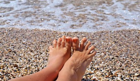 Toes on the coastline      の写真素材