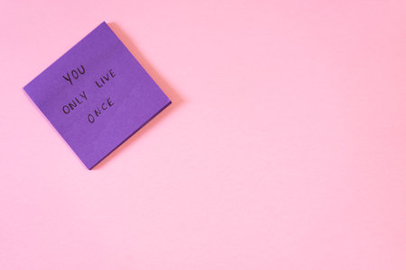 Sticky note on pink background with textの写真素材