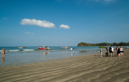 Tourists waiting on the beachのeditorial素材