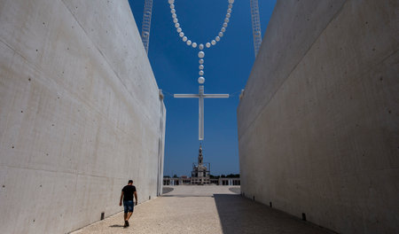 FATIMA, PORTUGAL, JUNE, 21, 2017 : on the esplanade  of  sanctuary of our lady of Fatima, june 21, 2017, in Fatima, Portugalのeditorial素材