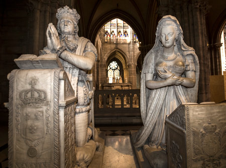SAINT-DENIS, FRANCE  FEBRUARY 12:  statue of Louis XVI and Marie-antoinette  in basilica of saint-denis, February, 12, 2015 in Saint-Denis, near Paris, France.のeditorial素材