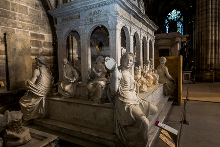 SAINT-DENIS, FRANCE  FEBRUARY 12, 2015 : Recumbent statue of king Louis XII  in basilica of saint-denis,  necropolis of french monarchs, February, 12, 2015 in Saint-Denis, near Paris, France.のeditorial素材