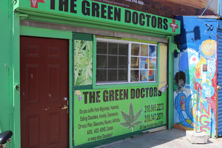 VENICE BEACH, UNITED STATES - APRIL 14, 2015 : the tourist shops on Venice beach walkway, in Los angeles, california, united statesのeditorial素材