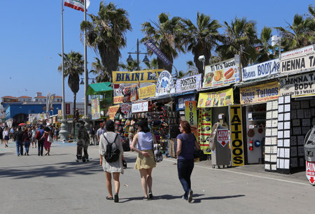 VENICE BEACH, UNITED STATES - APRIL 14, 2015 : the tourist shops on Venice beach walkway, in Los angeles, california, united statesのeditorial素材