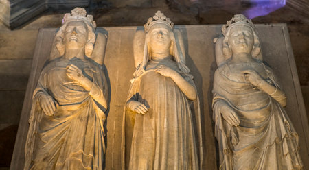 SAINT-DENIS, FRANCE  FEBRUARY 12, 2015 : Recumbent statues in basilica of saint-denis,  necropolis of french monarchs, February, 12, 2015 in Saint-Denis, near Paris, France.のeditorial素材