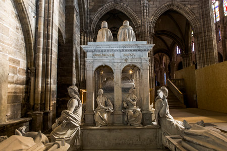 SAINT-DENIS, FRANCE  FEBRUARY 12, 2015 : Recumbent statue of king Louis XII  in basilica of saint-denis,  necropolis of french monarchs, February, 12, 2015 in Saint-Denis, near Paris, France.のeditorial素材