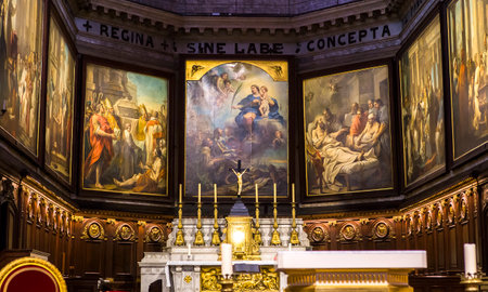 PARIS, FRANCE  MARCH  18, 2014 : Interiors and architectural details of  Notre Dame des victoires church, March 18, 2014,  in  Paris, France.のeditorial素材