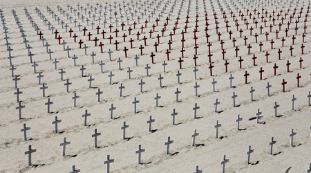 SANTA MONICA, CA, UNITED STATES, APRIL 12, 2015 : memorial cemetary on the beach of santa monica, california, united statesのeditorial素材