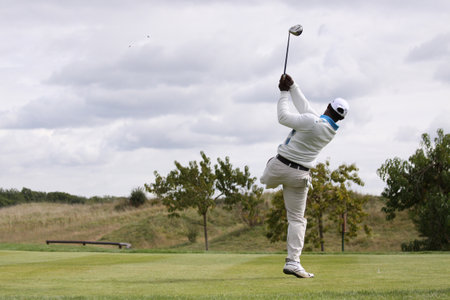 COURSON, FRANCE, SEPTEMBER 13, 2008: handicapped one leg golfer De los Santos in action at the stade francais open 2008 in courson Monteloup golf courseのeditorial素材