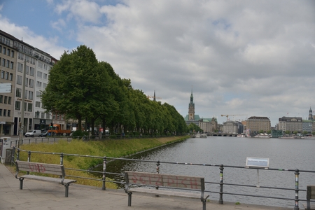 HUMBERG ,GERMANY- 11 June 2018 , Alsterwiese Schwanenwik pack and good place popular in Germanyのeditorial素材