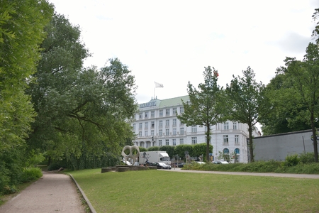 HUMBERG ,GERMANY- 11 June 2018 , Alsterwiese Schwanenwik pack and good place popular in Germanyのeditorial素材