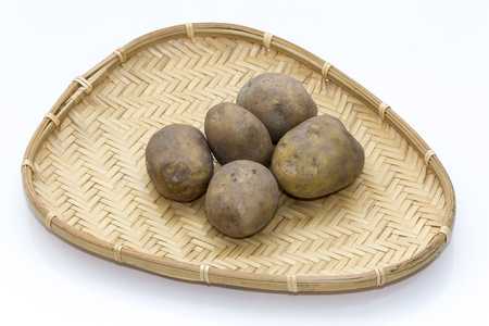 potatoes in a wicker basketの写真素材