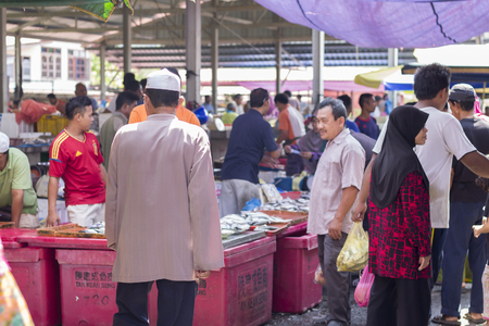 JERLUN KEDAH, MALAYSIA - 19/03/2016: the crowd on the market in the morning.のeditorial素材