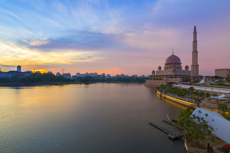 PUTRAJAYA - 20/08/2016 :Putra Mosque at Putrajaya, Malaysia. Putra Mosque is a modern mosque which can accommodate several thousands of prayers at one time.のeditorial素材