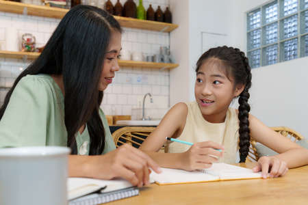 Homeschool Asian mother and little young girl student learning online class. E-learning Online Education concept.の写真素材