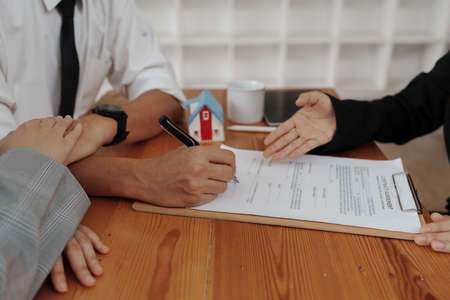 Real Estate Agent broker explain about agreement contract