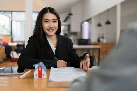 Real Estate Agent broker explain about agreement contract