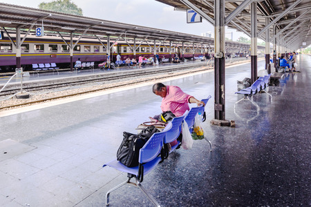 BANGKOK, THAILAND - 2015 October 23: Unidentified Thai passenger sleep while waiting for time to train at Hua Lamphong railway station in Bangkok, Thailand.のeditorial素材