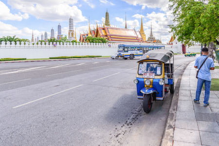 BANGKOK, THAILAND - 2015 September 07: Unidentified driver standing with his taxi, Thai traditional taxi in Bangkok Thailand.のeditorial素材