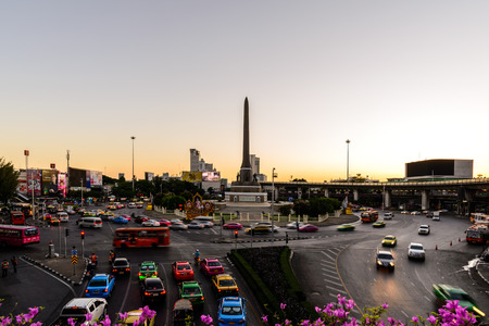 BANGKOK, THAILAND - 2015 June 30: The victory monument in Bangkok with traffic on morning.のeditorial素材